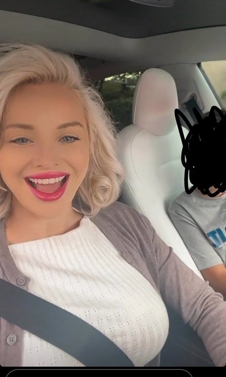 petite blonde onlyfans haute qualité image