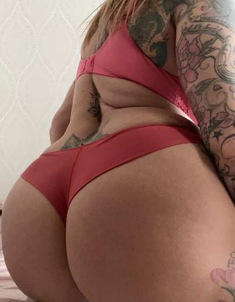 Laura Orsolya étoile chaude photo