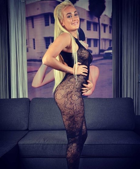 Daisy Lee star du porno exclusive images