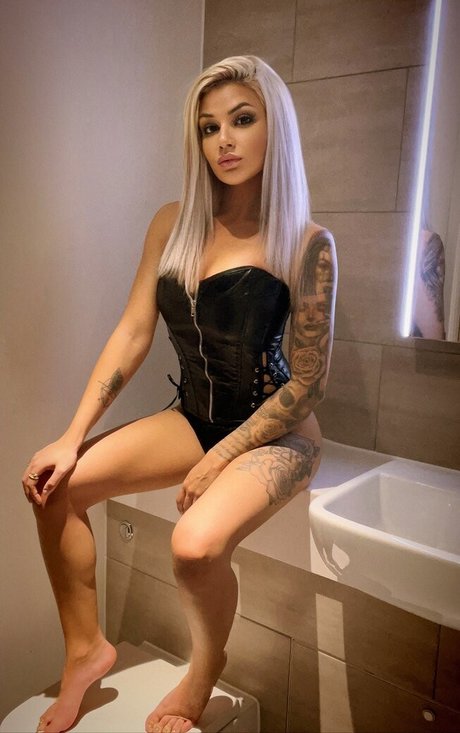 Thezombieac star du porno parfaite des photos
