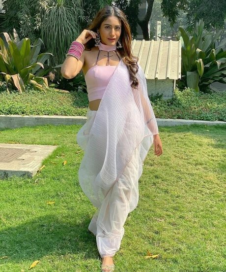 Surbhi Chandna nus de stars du porno img