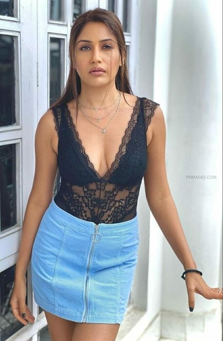 Surbhi Chandna étoile de haute qualité archive