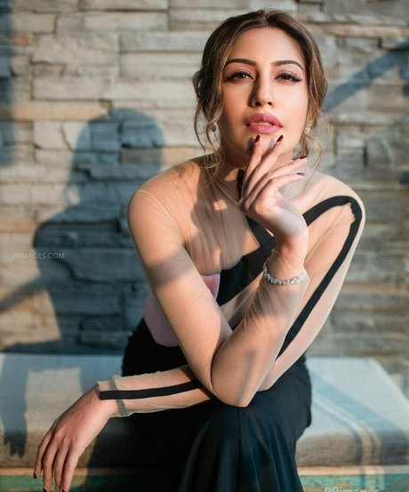 Surbhi Chandna étoile de haute qualité collection