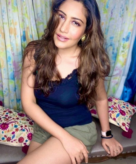 Surbhi Chandna jolie actrice img