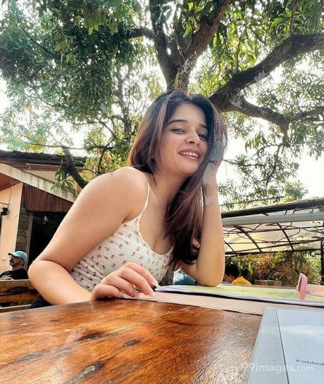 Bhavika Sharma étoile érotique images