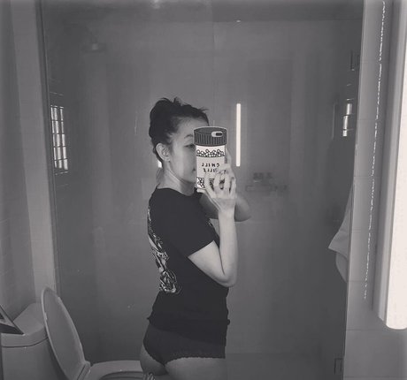 Deira Hanzawa modèle nu des photos