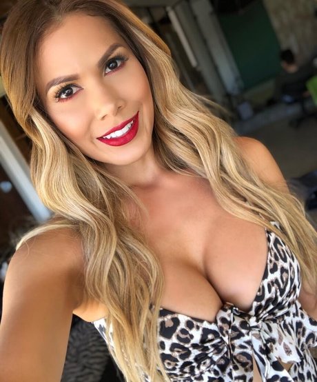 Ana Lucia Vega modèle sympa des photos