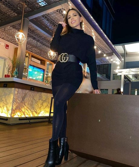 Ana Lucia Vega star pornographique images