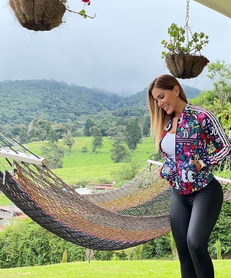 Ana Lucia Vega étoile nue galeries