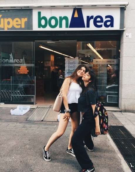 SpanishGrimes étoile exclusive des photos