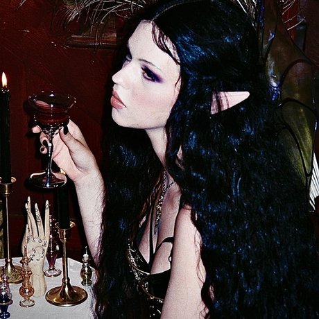 Emma Karla Peet modèle nu collection