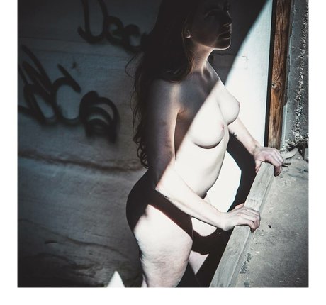 Danielle Holzman jolie actrice archive