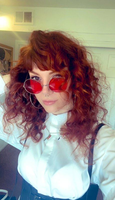 SmokeAndSomno star pornographique image