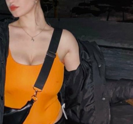 Abigail Maison modèle adulte des photos