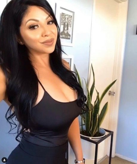 Champagne Chronicles star du porno nue image