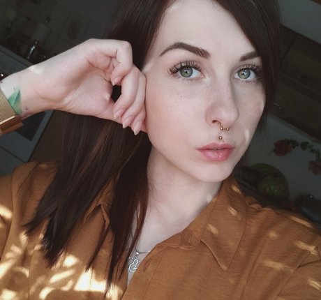 romisu actrice érotique img