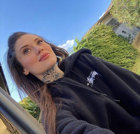 ébène cum onlyfans jolie adulte des photos