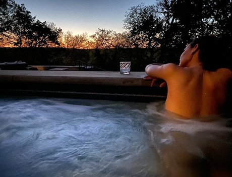 Odette Annable étoile nue galerie