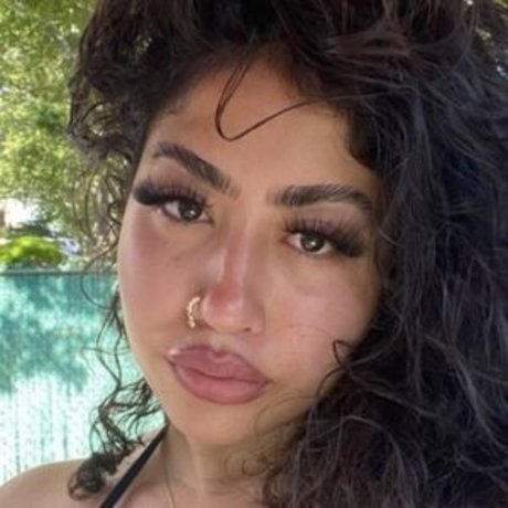 Julie Azi star du porno sexy des photos