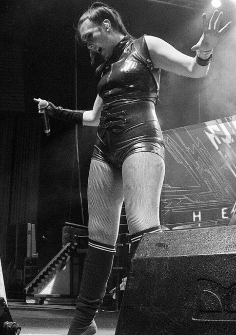 WomenMetal modèles nus photos