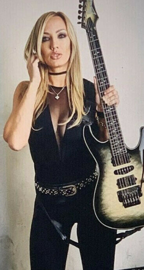 WomenMetal modèle xxx img