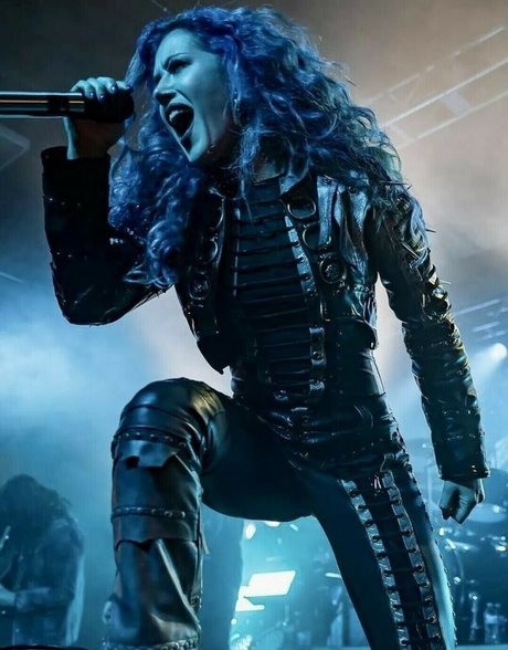 WomenMetal beau modèle archive