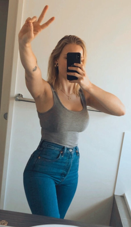 QAEKZ actrice xxx galeries