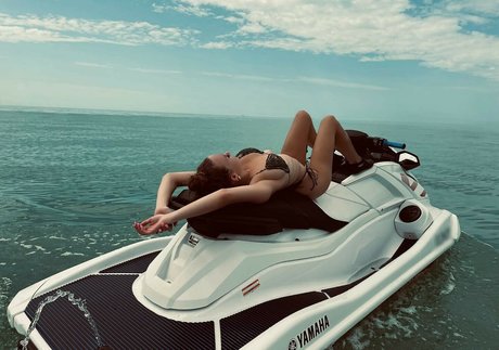 Laura Mueller actrice chaude collection