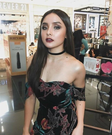 Sarah Carlos modèle chaud image