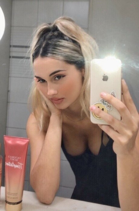 Cande Simoneit star du porno parfaite images