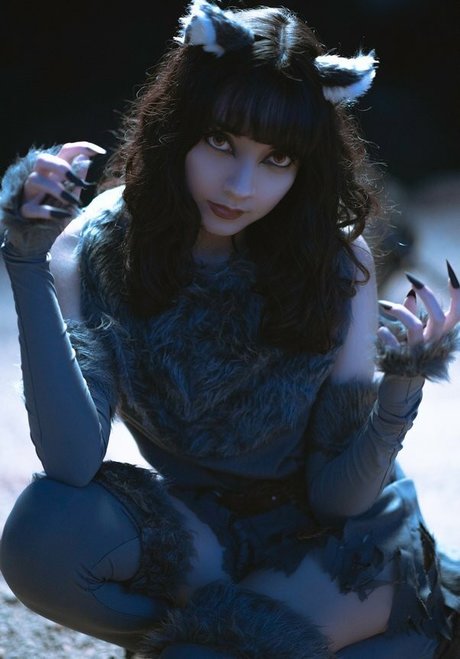 May Sakaali modèle exclusif des photos