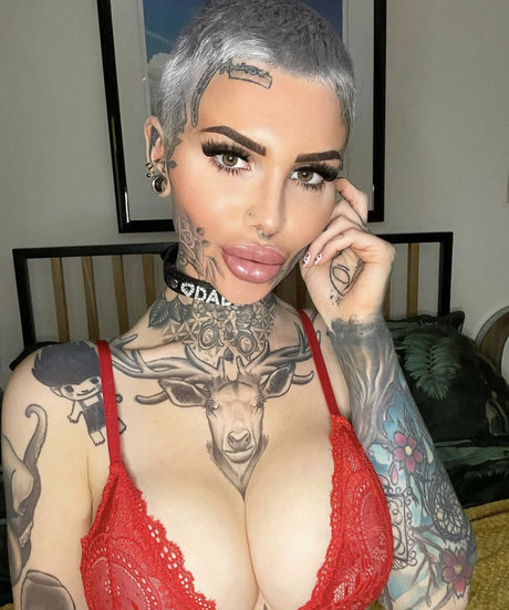 claire no hair actrice nue galeries