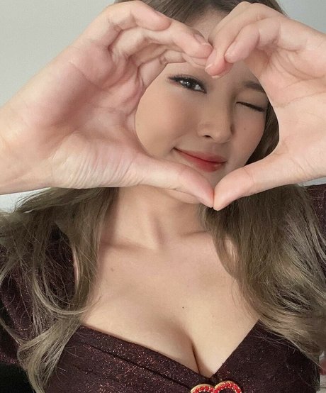 YoonHyoonAikuros jolie star du porno collection