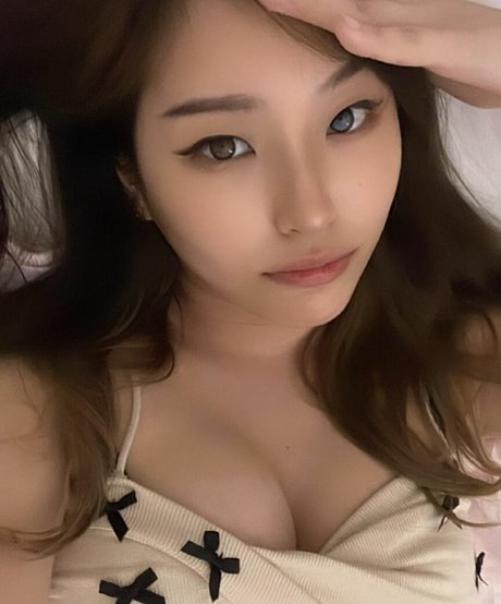 YoonHyoonAikuros modèle pornographique des photos