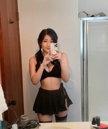 YoonHyoonAikuros modèle parfait archive