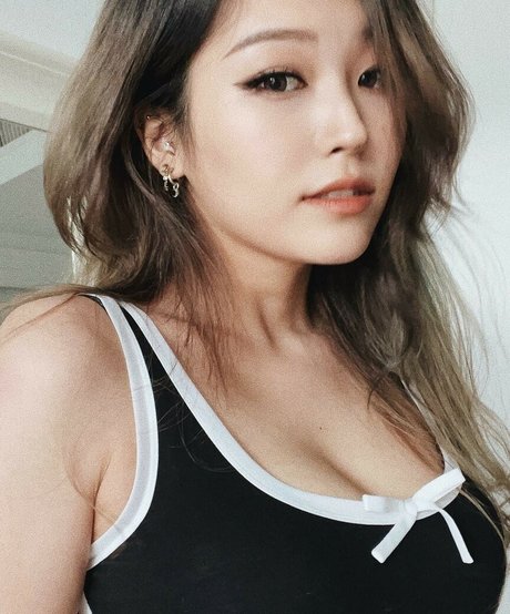 YoonHyoonAikuros modèle de sexe collection