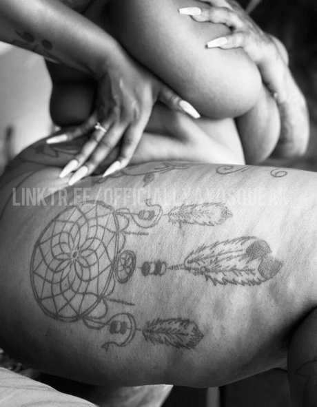 AyoSqueak modèle magnifique galeries