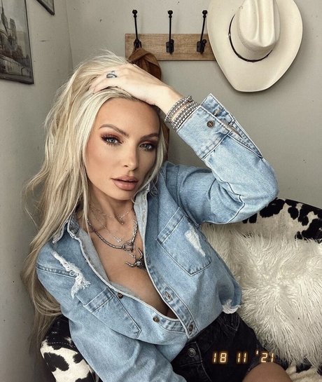 Holly Stocks modèle artistique img