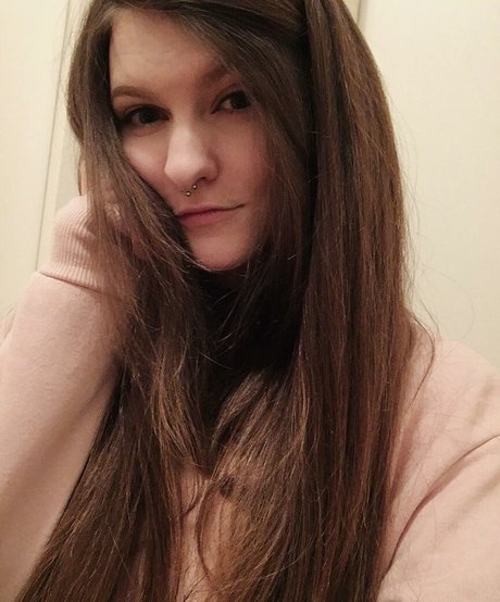 chaton courbé onlyfans belle exclusivité photos