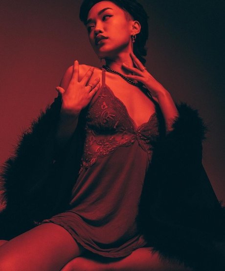 Tori Pareno haut de star du porno galeries