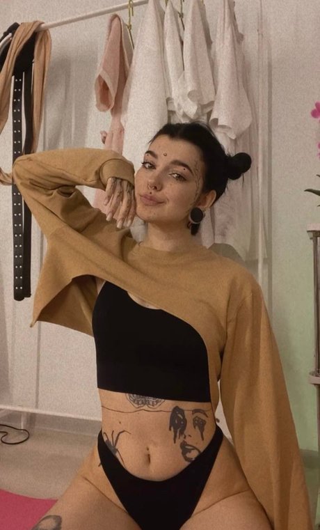 Anna Werty haut modèle img