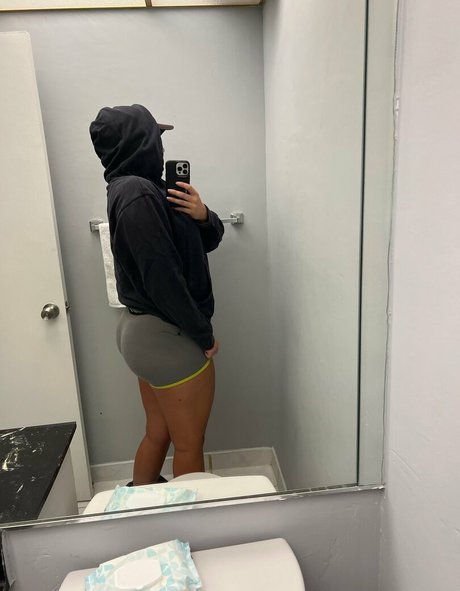 journaliste onlyfans assez érotique photo