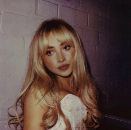 Sabrina Carpenter star du porno sympa galeries