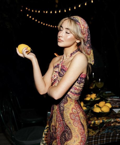 Sabrina Carpenter star du porno nue collection