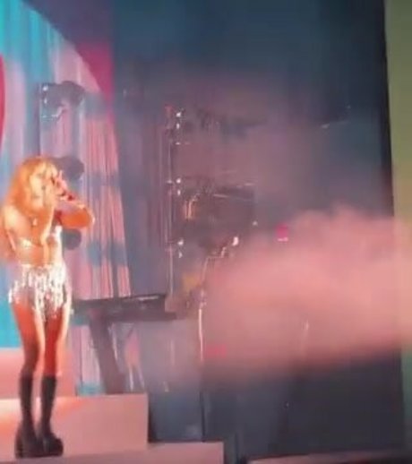 Sabrina Carpenter modèle hd archive