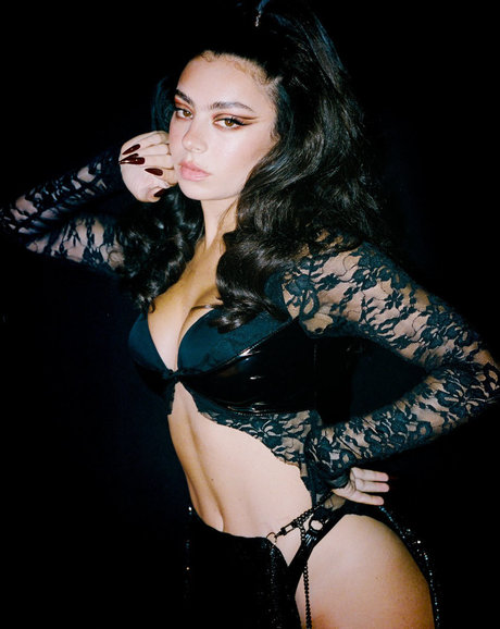Charli XCX modèle pornographique photos