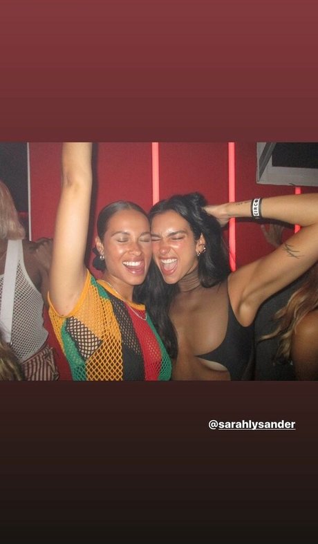 rousse gorge profonde onlyfans magnifique parfait image