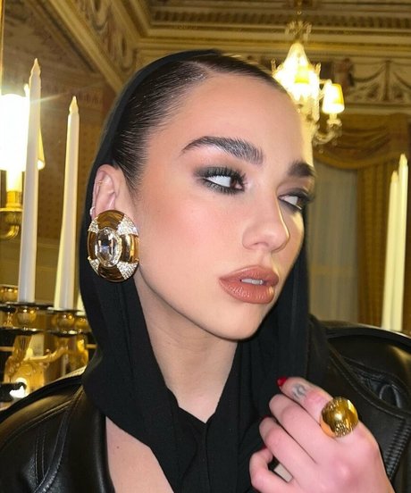 Dua Lipa haut de star du porno photo