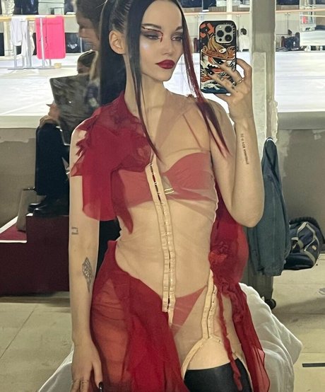 Dove Cameron actrice xxx archive