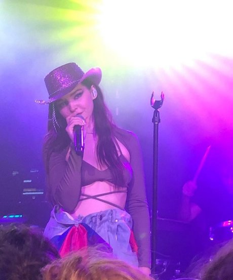 Dove Cameron star du porno sympa images